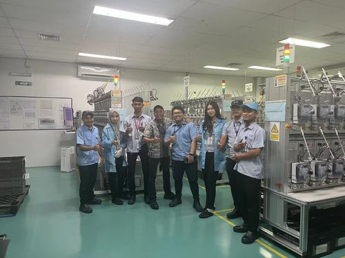 Neueste Unternehmensnachrichten über GENY Electric stärkt Partnerschaft mit EDMI, erfolgreich in Betrieb genommen Drei-Phase-Energie-Meter-Kalibrierungssystem bei PT. VS in Indonesien